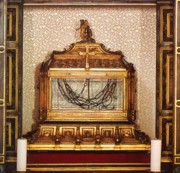 Bronze urn with the famous chain of St. peter